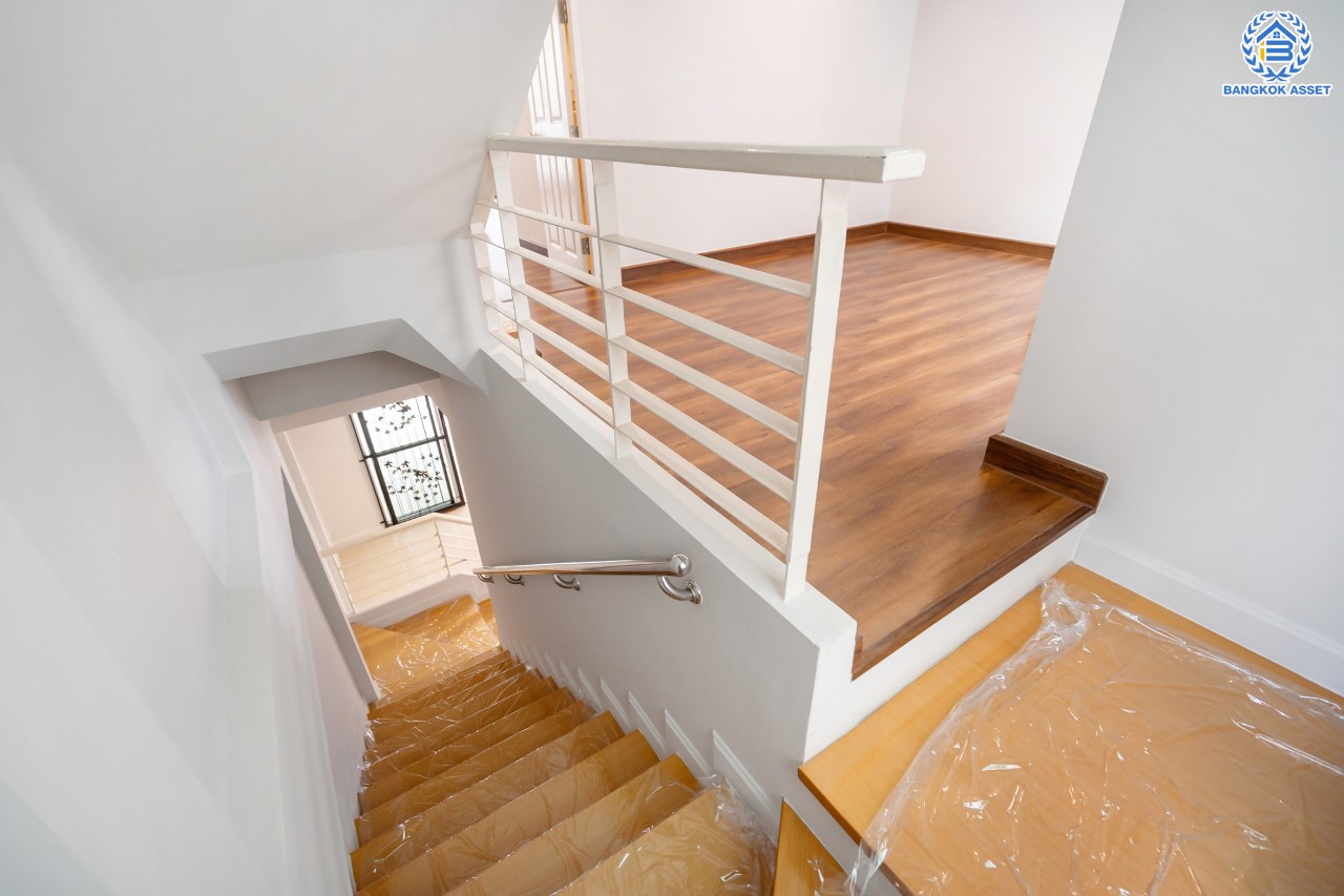 บ้านมือสองตกแต่งใหม่ ม.บ้านกลางเมืองสวิสทาวน์ เกษตร-นวมินทร์ แบรนด์ AP เนื้อที่ 20 ตร.ว. ฟังก์ชัน 3 ห้องนอน 3 ห้องน้ำ 2 ที่จอดรถ ชีวิตแสนสงบ สภาพแวดล้อมเยี่ยม เชื่อมต่อ ถ.พหลโยธิน, ถ.เกษตร-นวมินทร์ ใกล้ ม.เกษตร และรถไฟฟ้าสายสีเขียว "สถานีมหาวิทยาลัยเกษตรศาสตร์"...